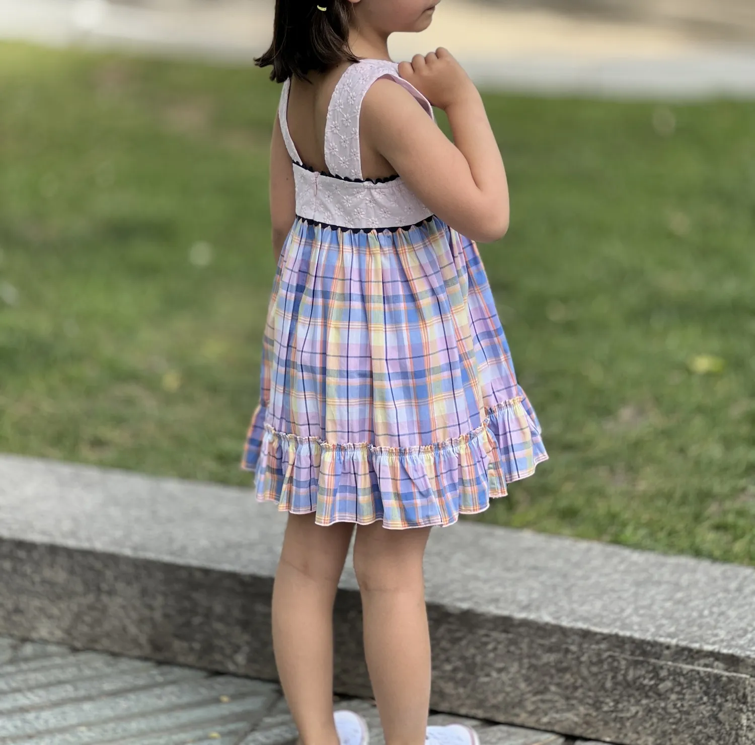 Vestido con cuerpo bordado y cuadritos.