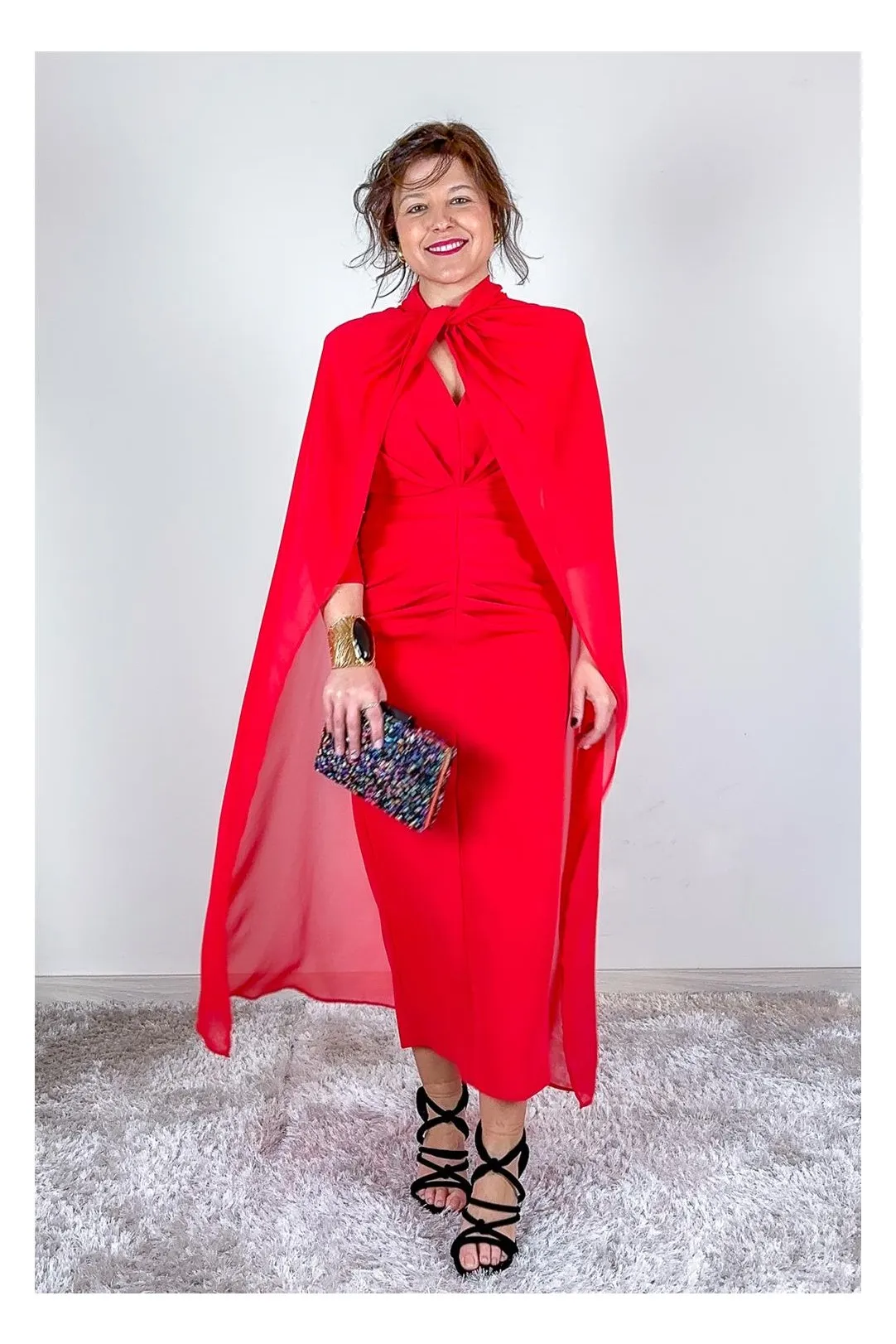 VESTIDO CON PLIEGUES Y CAPA ROJO