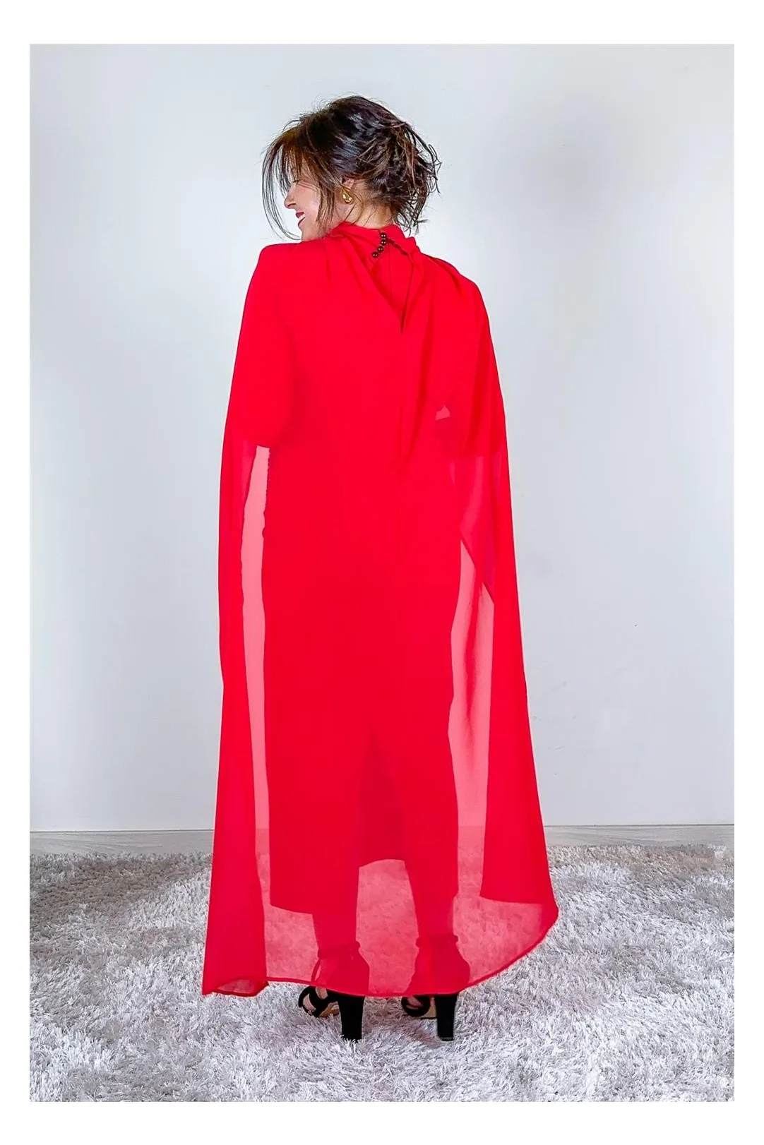 VESTIDO CON PLIEGUES Y CAPA ROJO