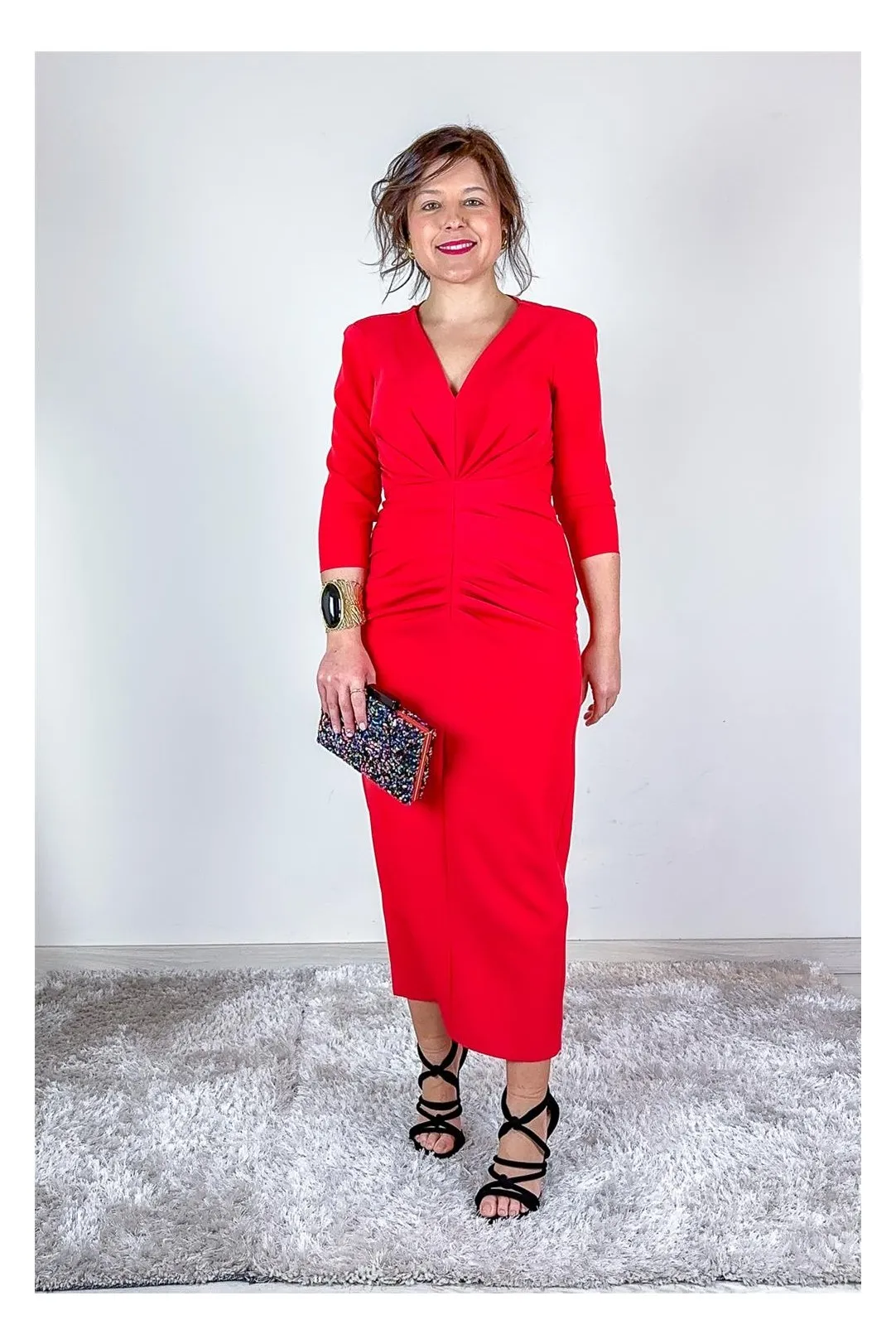 VESTIDO CON PLIEGUES Y CAPA ROJO