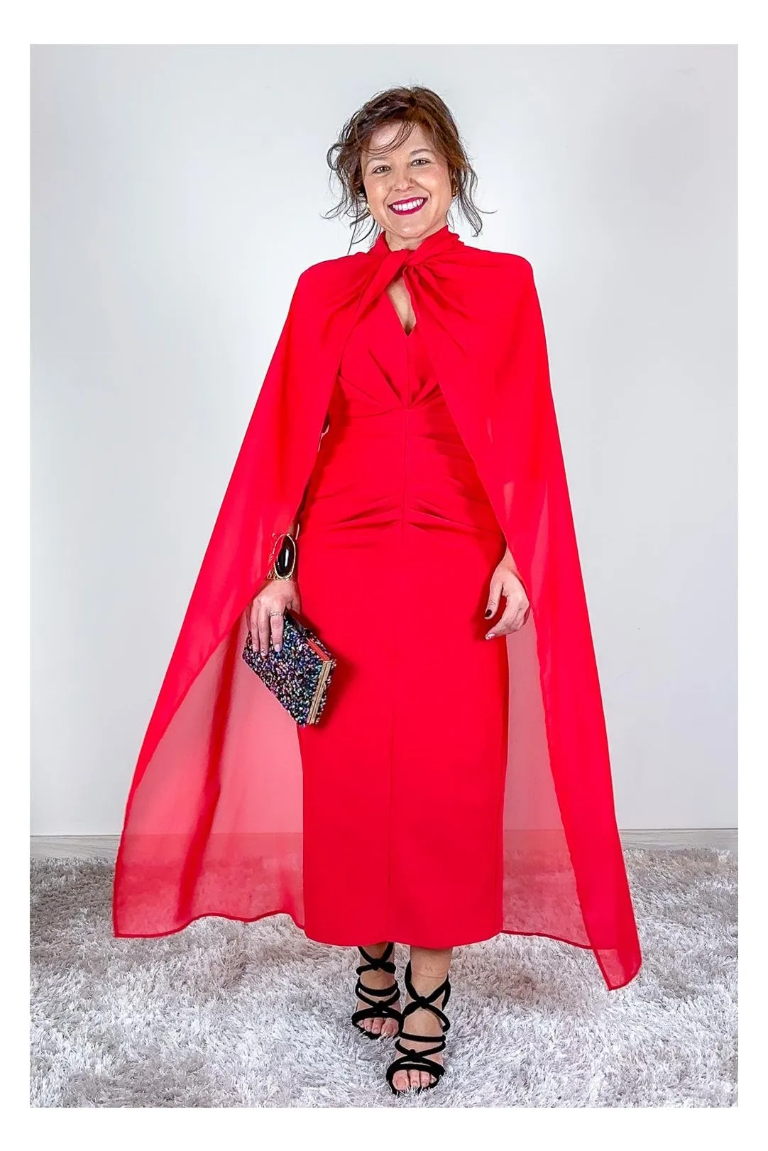 VESTIDO CON PLIEGUES Y CAPA ROJO