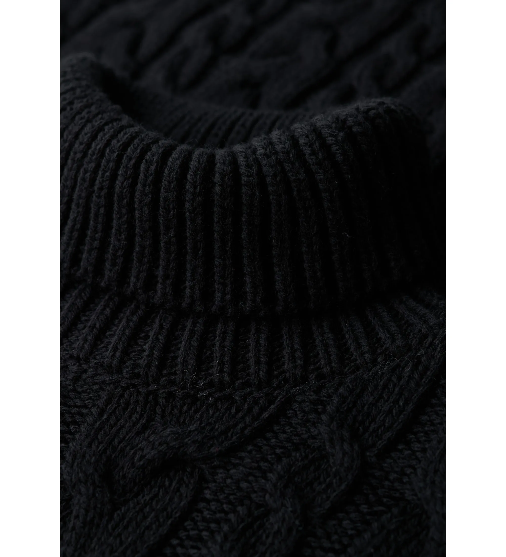 Vestido de punto de ochos con cuello enrollado negro