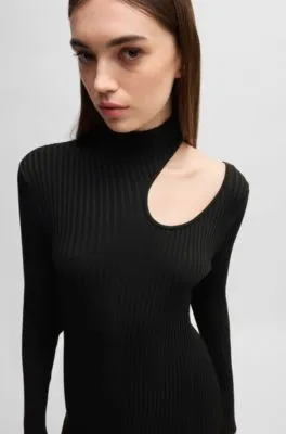 Vestido tubo con cuello medio y detalle de abertura