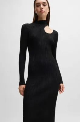 Vestido tubo con cuello medio y detalle de abertura