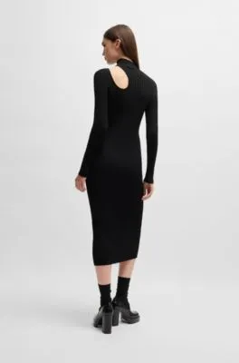 Vestido tubo con cuello medio y detalle de abertura