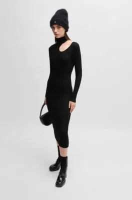 Vestido tubo con cuello medio y detalle de abertura
